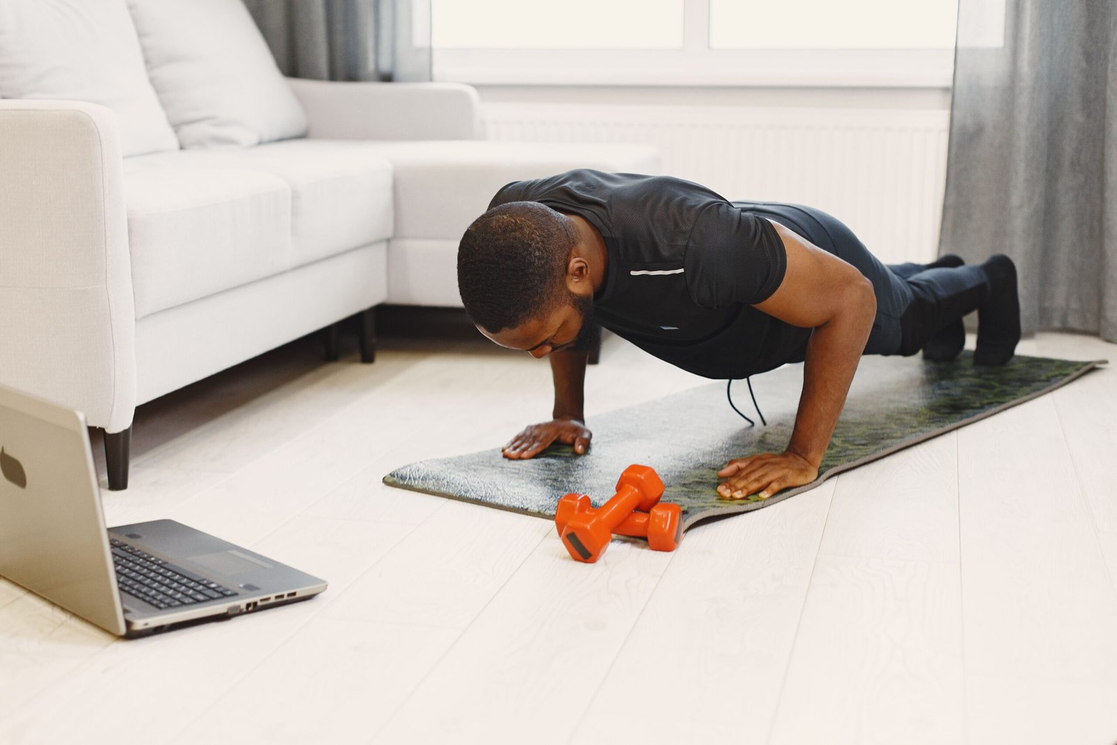 Man traint thuis op een sportmat