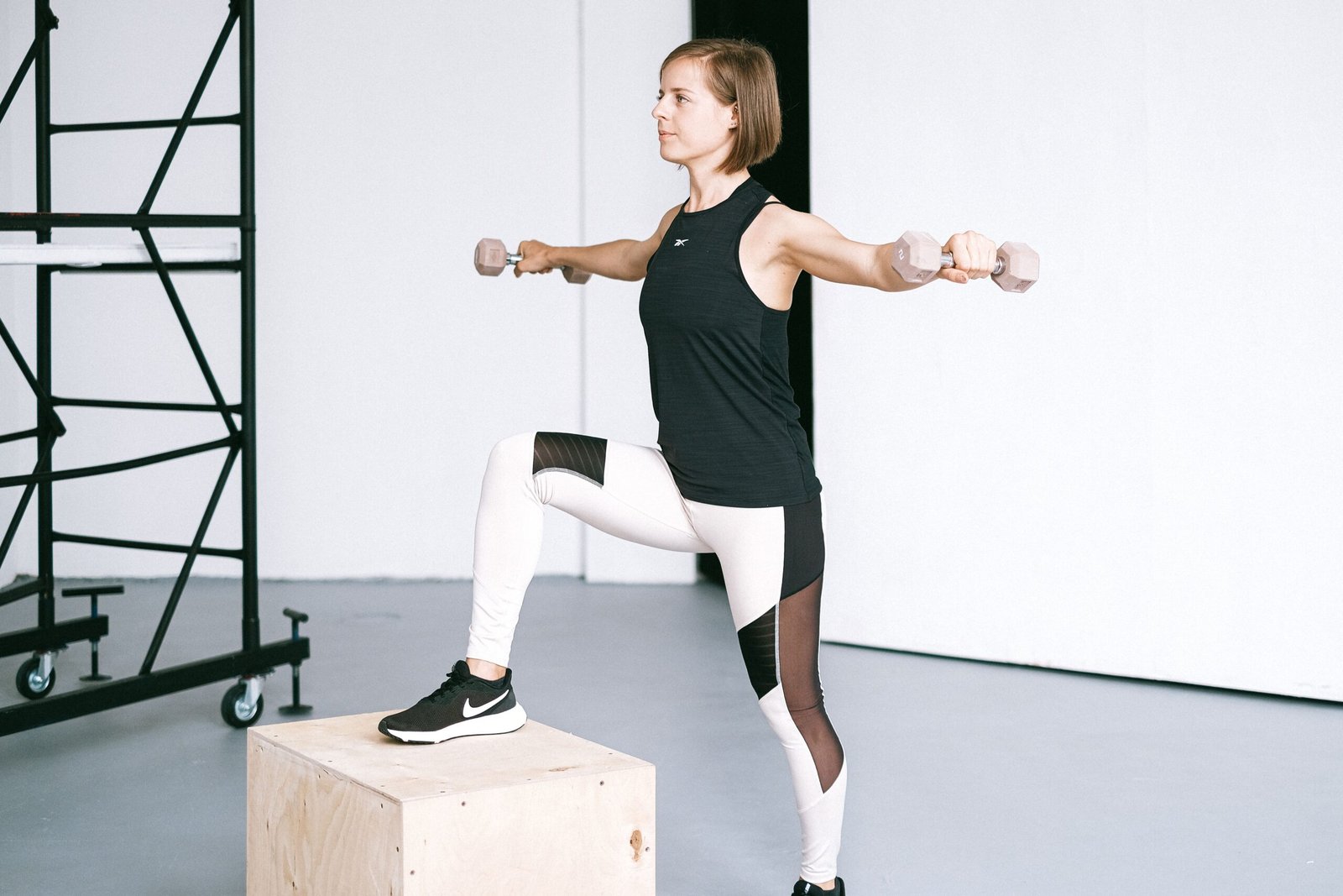 Vrouw doet een oefening met dumbbells